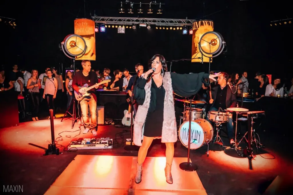 MAXiN live im Club mit Sängerin, Gitarre und Schlagzeug