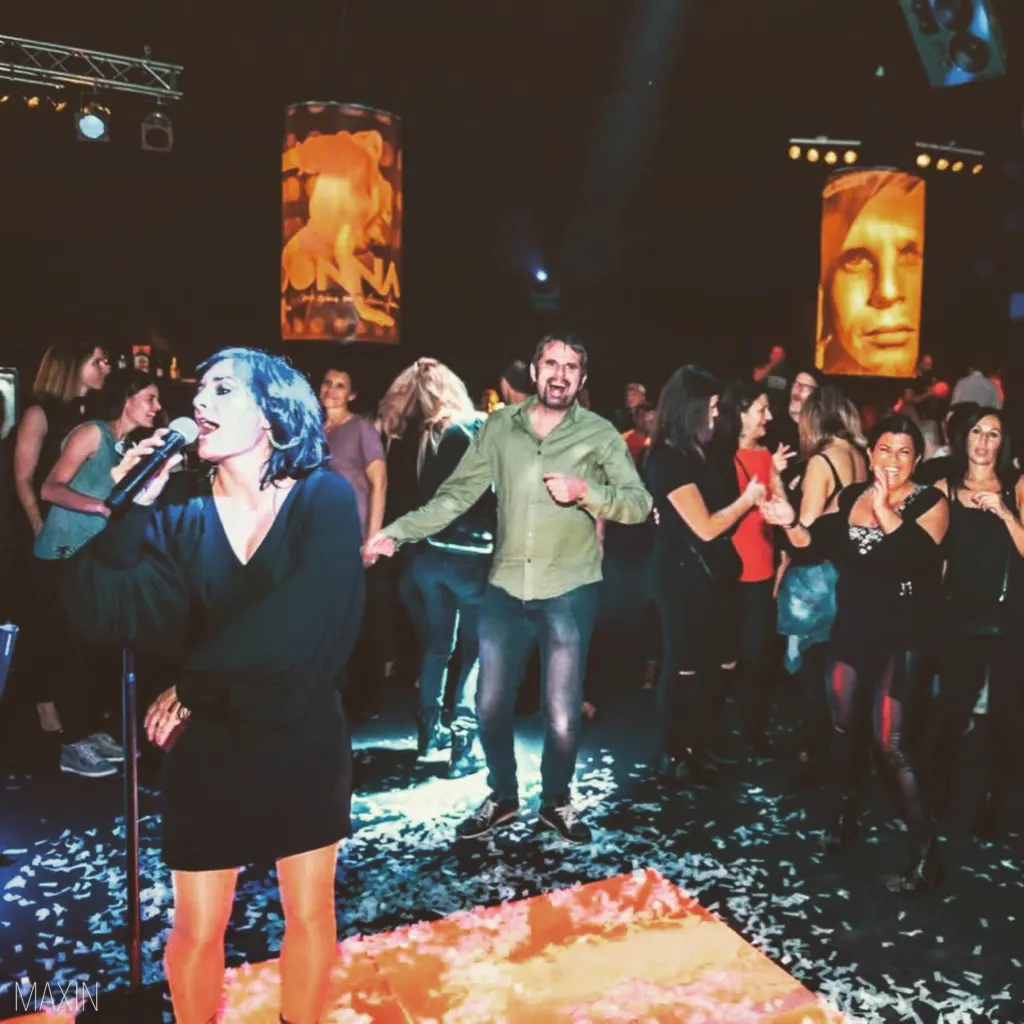 Sängerin Fabienne Hauser von MAXiN singt im Club, Publikum tanzt
