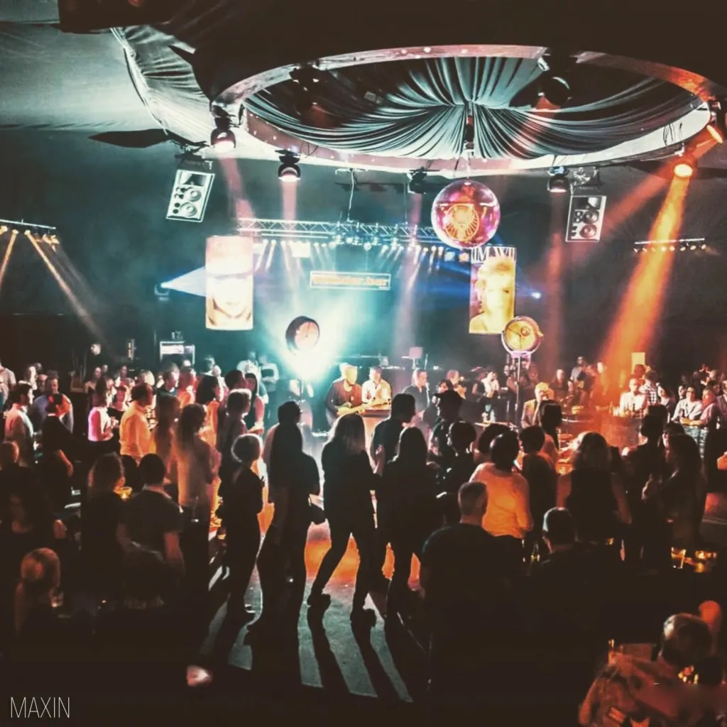 Volle Tanzfläche im Club bei einem Auftritt von MAXiN