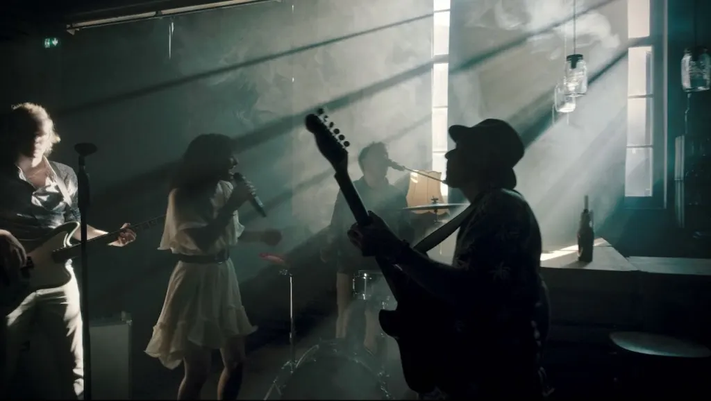 MAXiN-NOW mit Sängerin und Gitarre im Gegenlicht