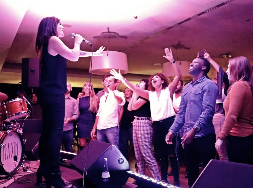 Sängerin von MAXiN singt, Gäste tanzen direkt vor der Band