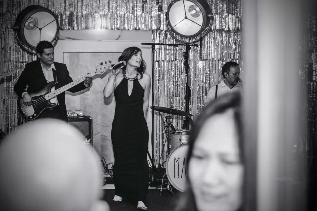 MAXiN im Gatsby-Stil mit Sängerin, Gitarre und Bass, schwarz-weiss