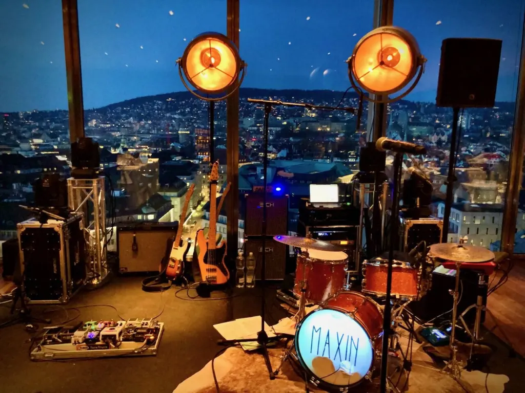 Bühne der Liveband MAXiN mit Blick über das nächtliche Zürich