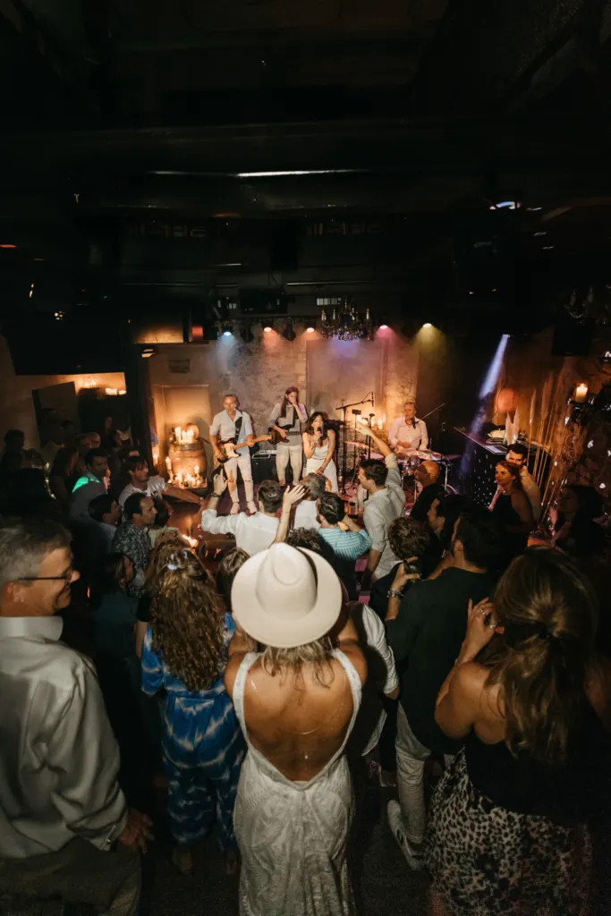 Volle Tanzfläche vor der Liveband MAXiN