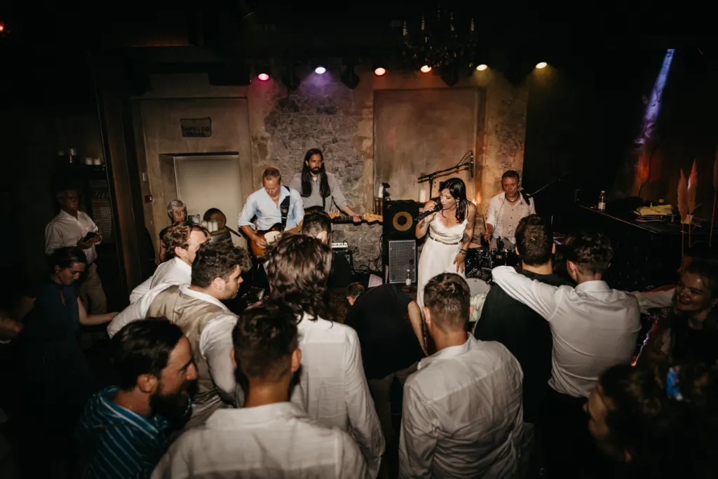 Gäste in Weiss feiern vor der Liveband MAXiN
