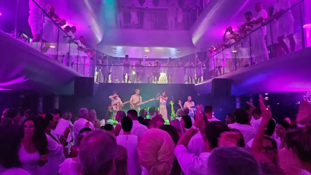 White Party mit MAXiN, Saal in violettem Licht