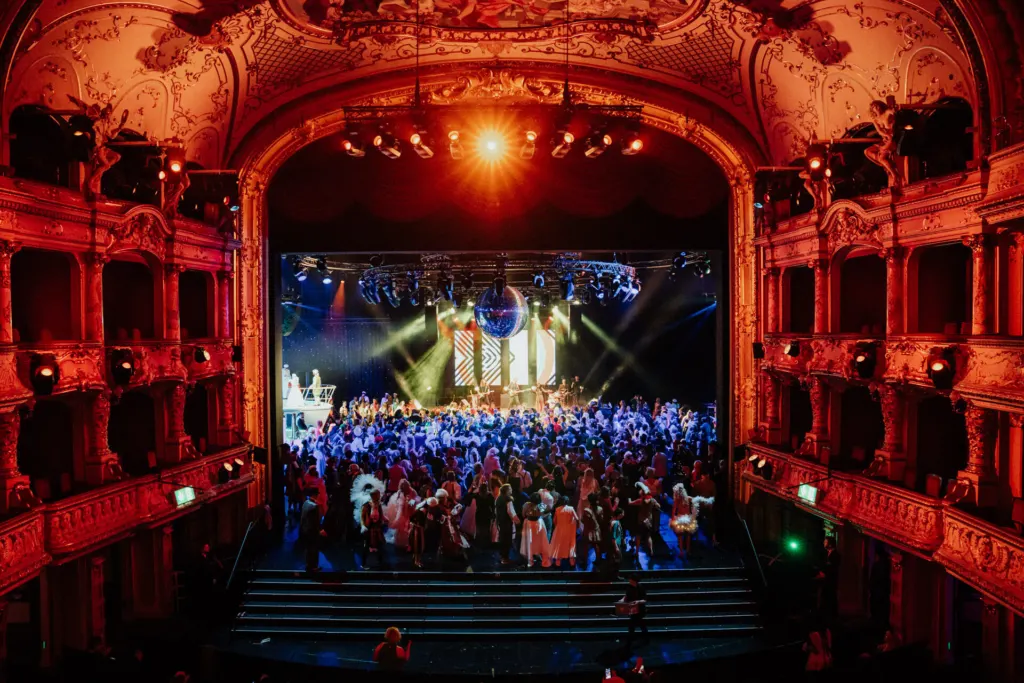 Blick in den Saal des Opernhaus Zürich bei einem Auftritt von MAXiN
