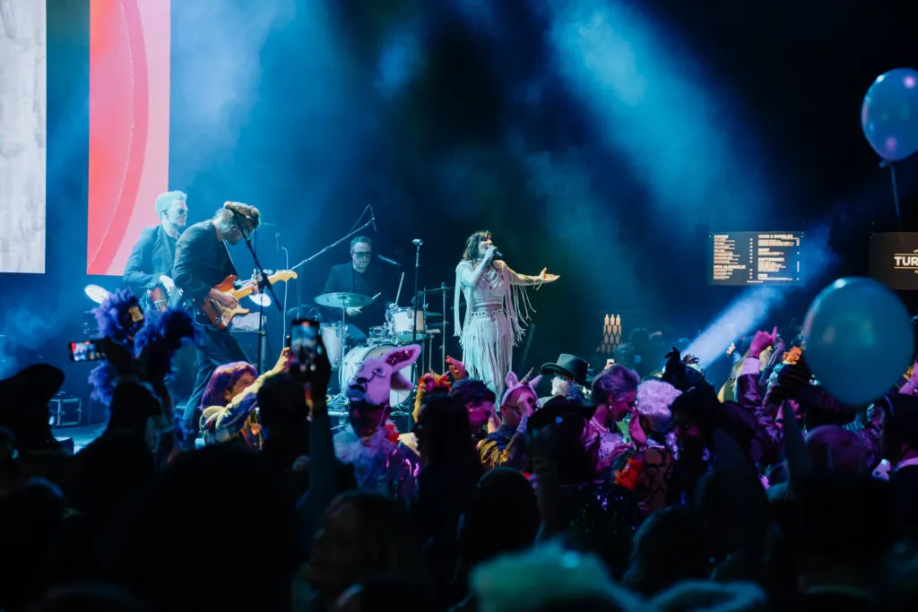 MAXiN live auf der Bühne mit blauem Licht und Publikum, Overdress Zürich