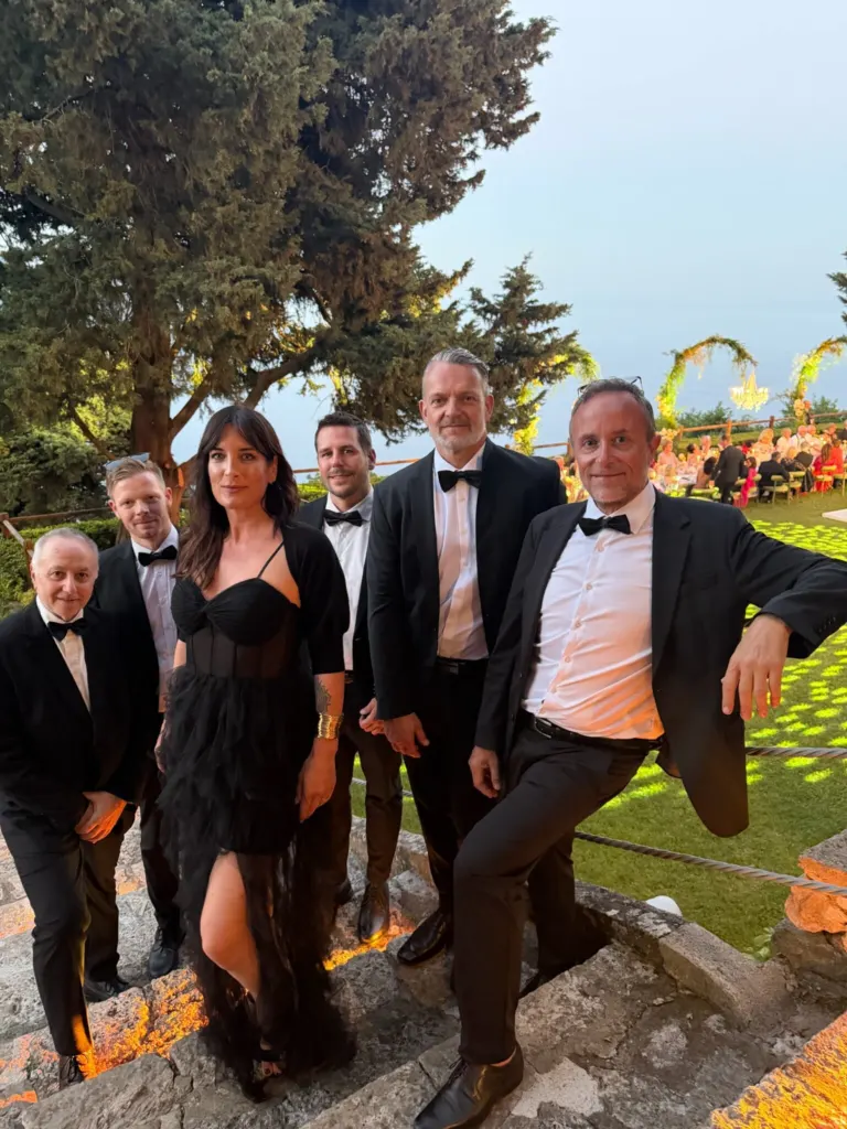 Band MAXiN im Smoking vor einer Hochzeitslocation in Italien