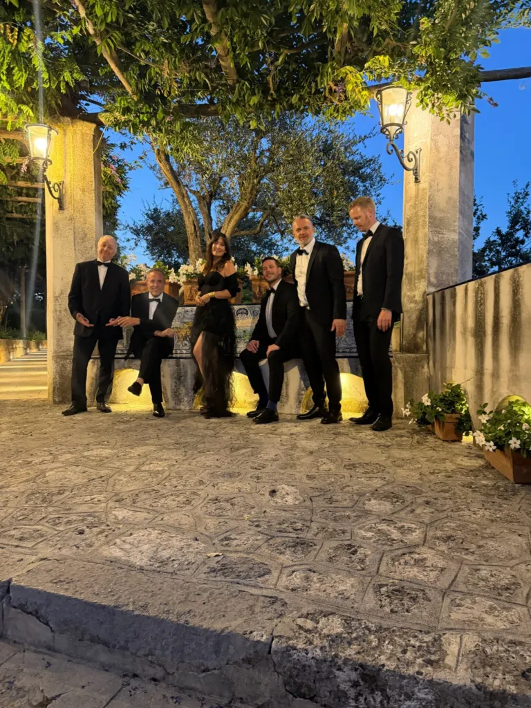 Band MAXiN bei Abendlicht in einer italienischen Altstadt