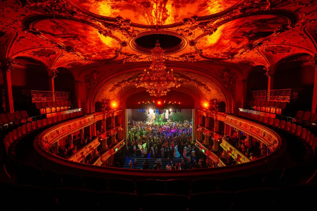 Opernhaus Zürich in rotem Licht bei einer Party mit MAXiN