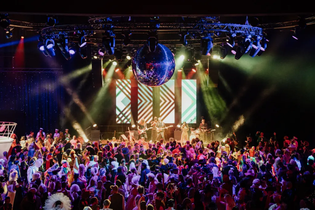 Grosse Bühne mit Discokugel und tanzendem Publikum, Opernhaus Zürich