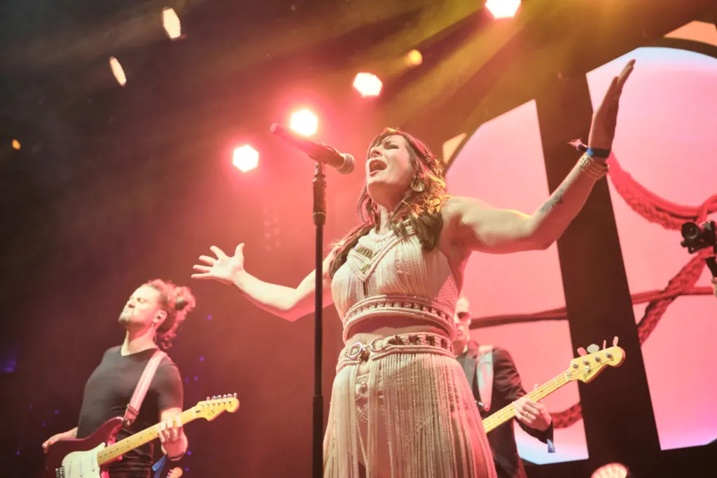 Sängerin und Gitarristen von MAXiN live, Opernhaus Zürich