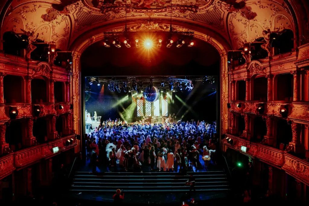 Blick in den Saal des Opernhaus Zürich bei einem Auftritt von MAXiN