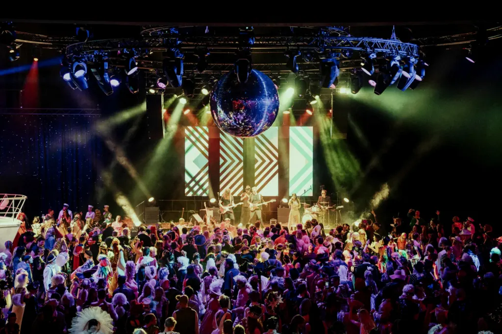 Grosse Bühne mit Discokugel und tanzendem Publikum, Opernhaus Zürich