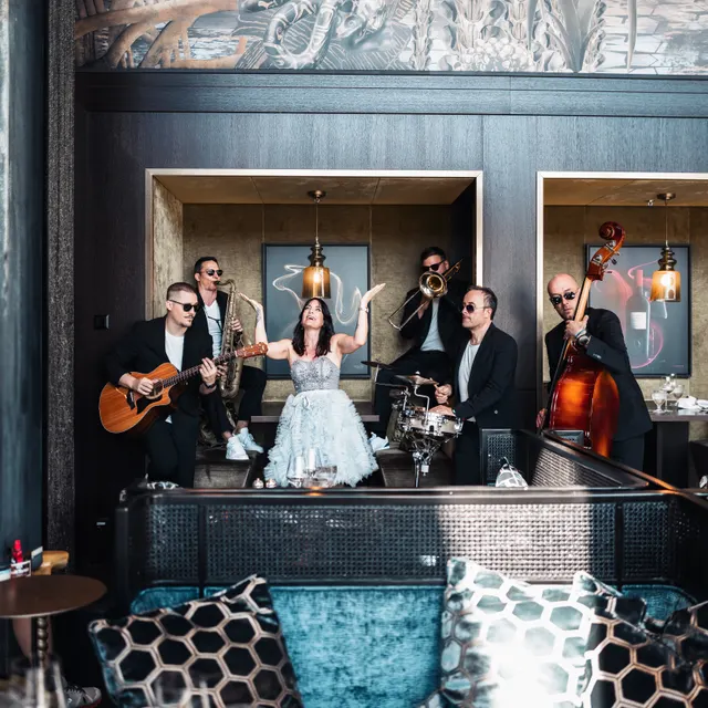 Band MAXiN in einer Lounge, Sängerin in der Mitte