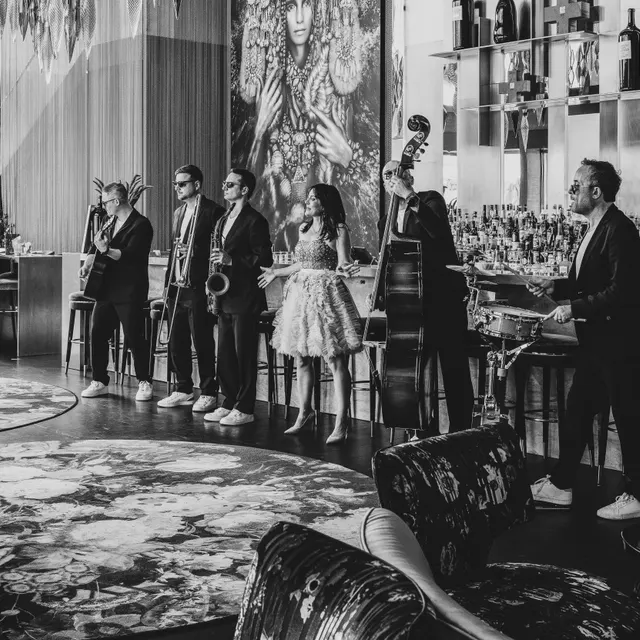 Band MAXiN an einer Bar, schwarz-weiss