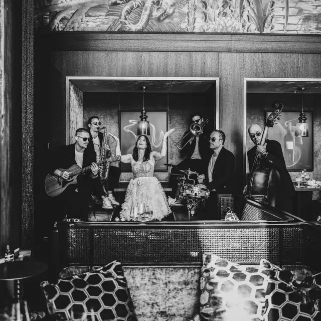 Band MAXiN in einer Lounge, schwarz-weiss