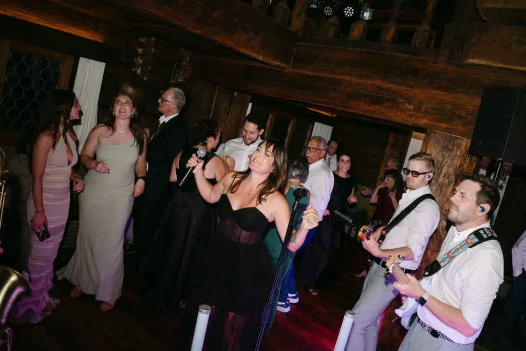 Sängerin von MAXiN singt mitten unter den Gästen, Hochzeit Bürgenstock Luzern