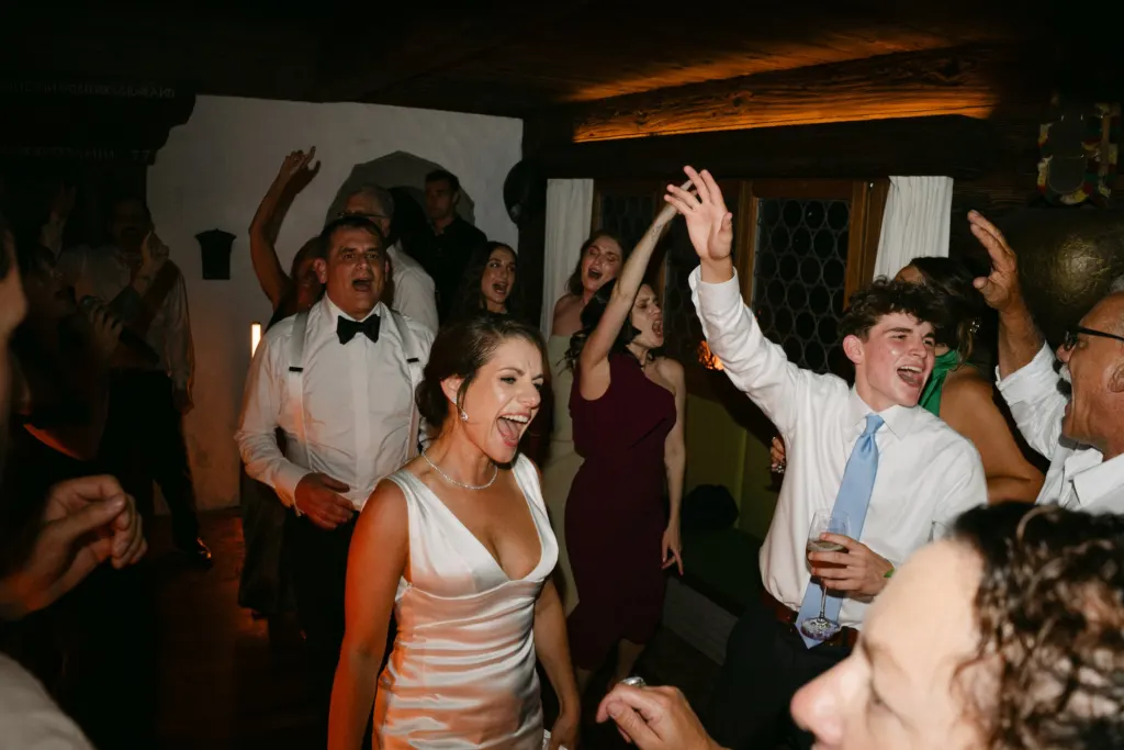 Braut und Gäste jubeln auf der Tanzfläche, Hochzeit Bürgenstock Luzern