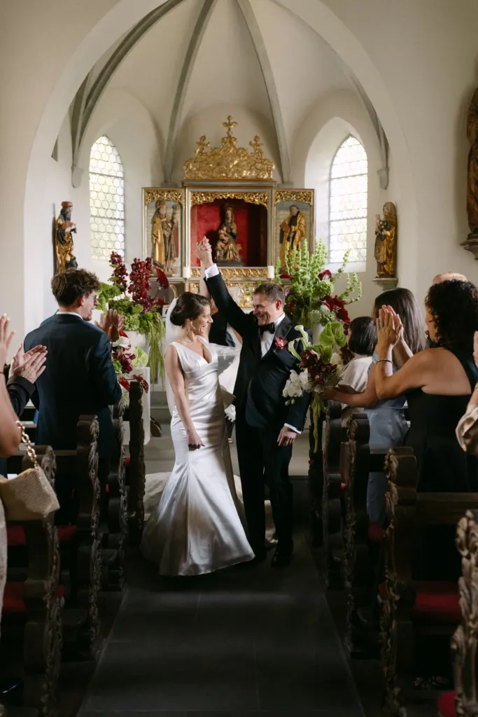 Brautpaar beim Auszug aus der Kapelle, Hochzeit auf dem Bürgenstock