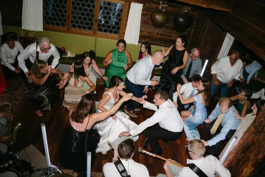 Gäste tanzen im Kreis um das Brautpaar, Hochzeitsparty Bürgenstock
