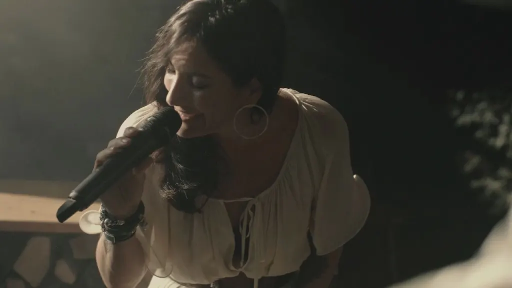 Fabienne Hauser von MAXiN singt mit geschlossenen Augen