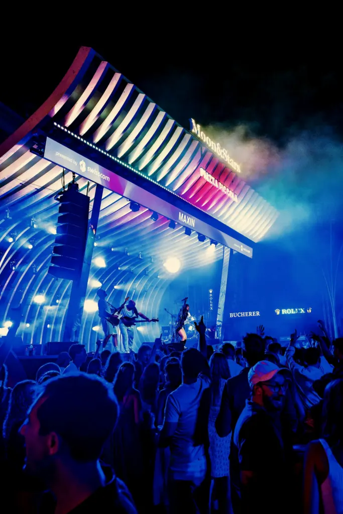 Publikum vor der Bühne Piazza Piccola, Moon & Stars Locarno 2025