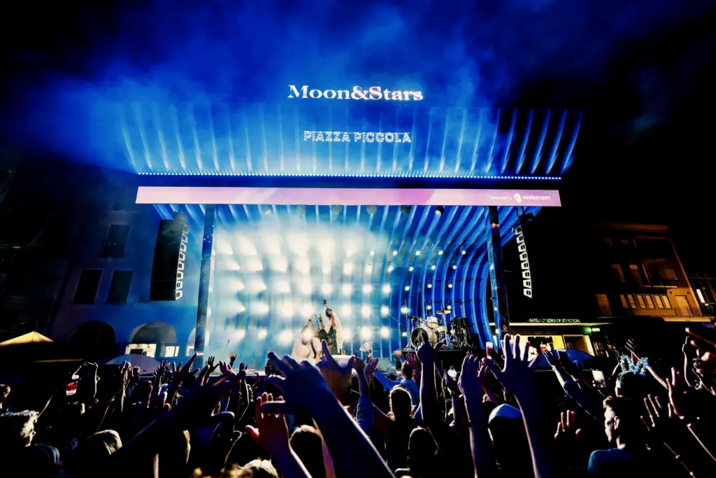 Bühne Piazza Piccola mit Publikum, Moon & Stars Locarno 2025