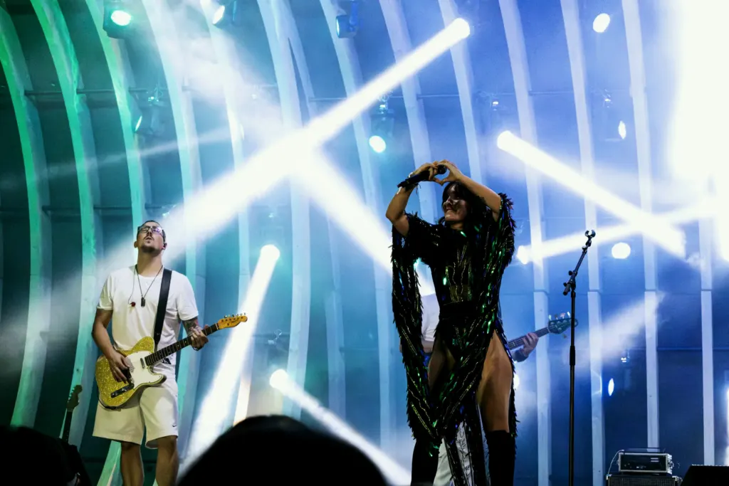 Sängerin und Gitarrist von MAXiN auf der Bühne Piazza Piccola, Moon & Stars Locarno 2025
