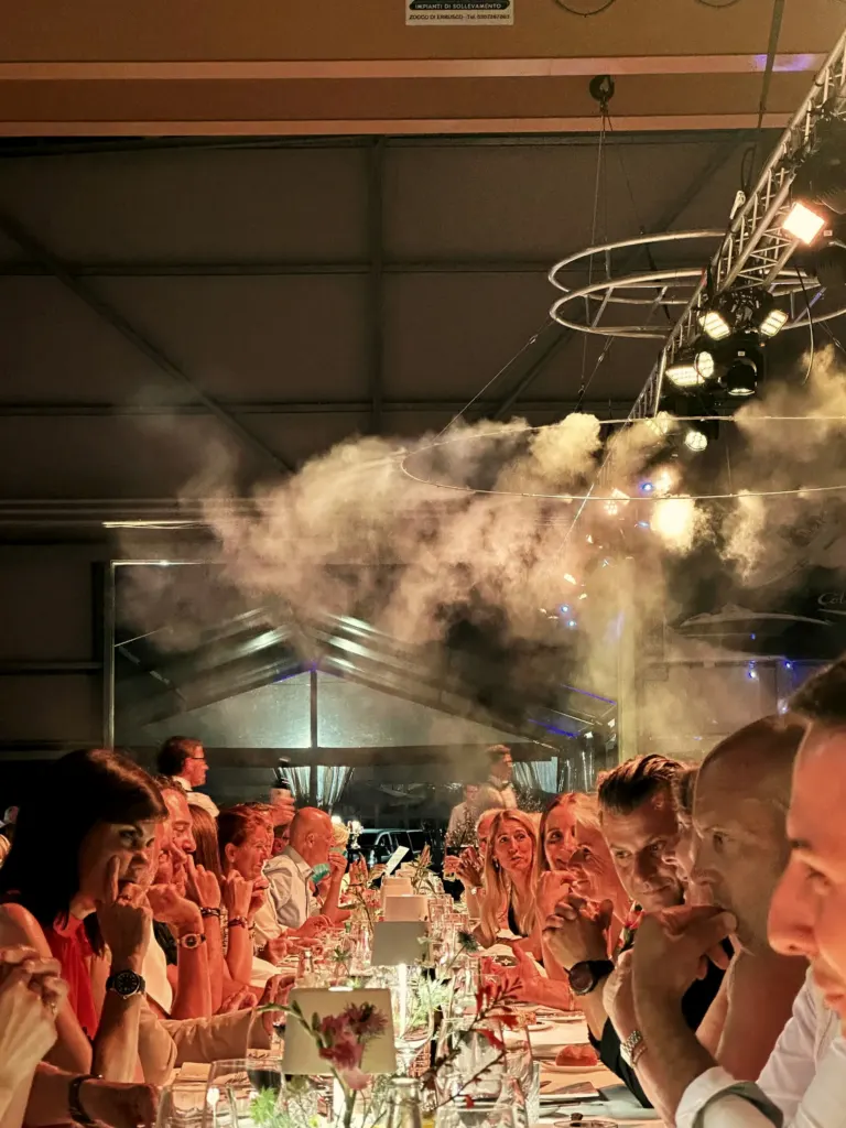 Dinner unter Kronleuchtern und Nebel in der Bootshalle in Magadino