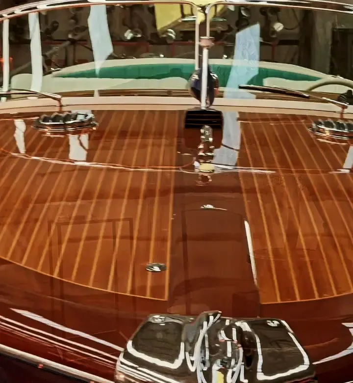 Riva-Holzboot von vorne: Windschutzscheibe, Mahagonideck und Bug, Poroli Special Boats Magadino