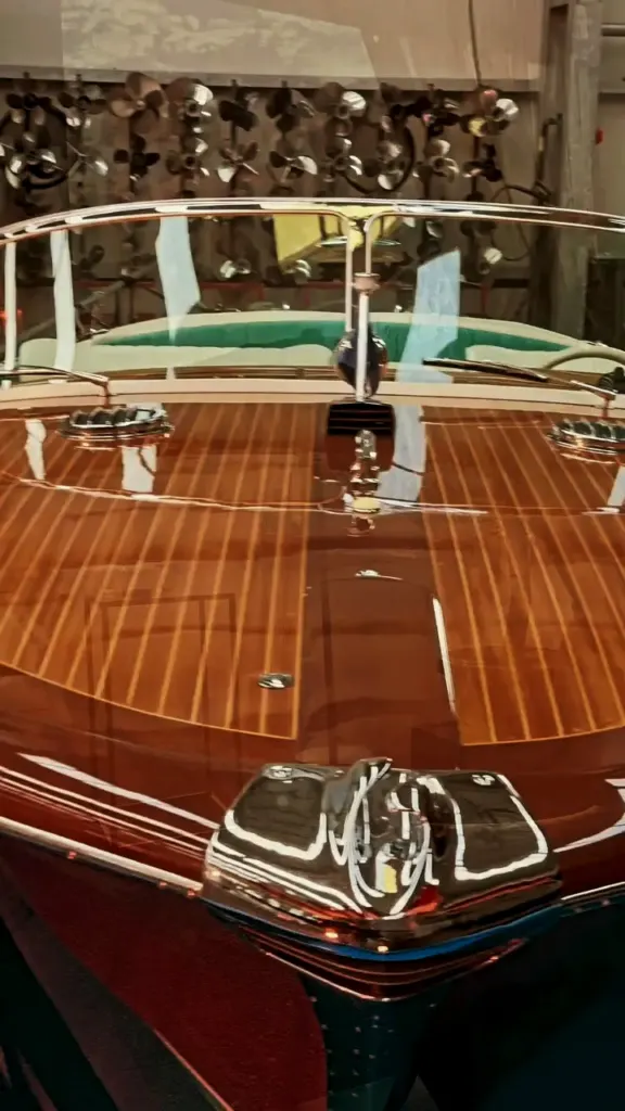 Riva-Holzboot von vorne bei Poroli Special Boats in Magadino