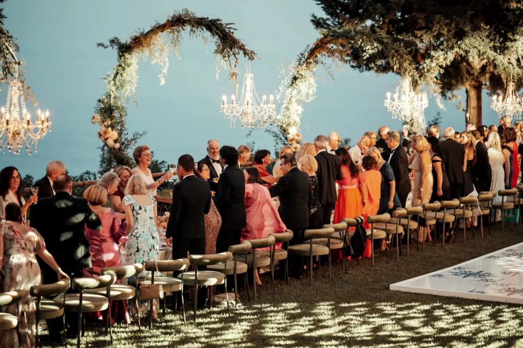 Gäste stossen beim Hochzeitsdinner in der Villa La Rondinaia an, Ravello, Italien