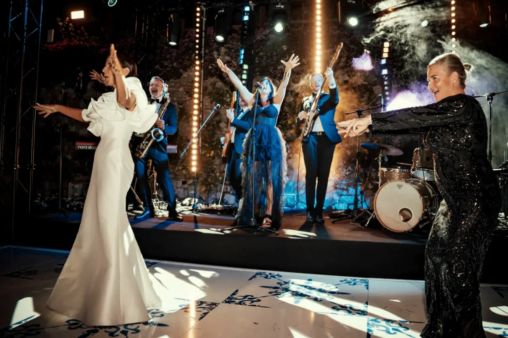 Braut tanzt vor der Bühne, Liveband MAXiN an einer Hochzeit in Ravello, Italien