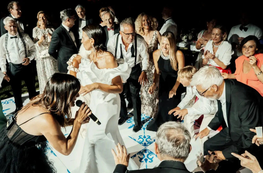 Sängerin von MAXiN mitten unter den Gästen, Hochzeit an der Amalfiküste, Italien