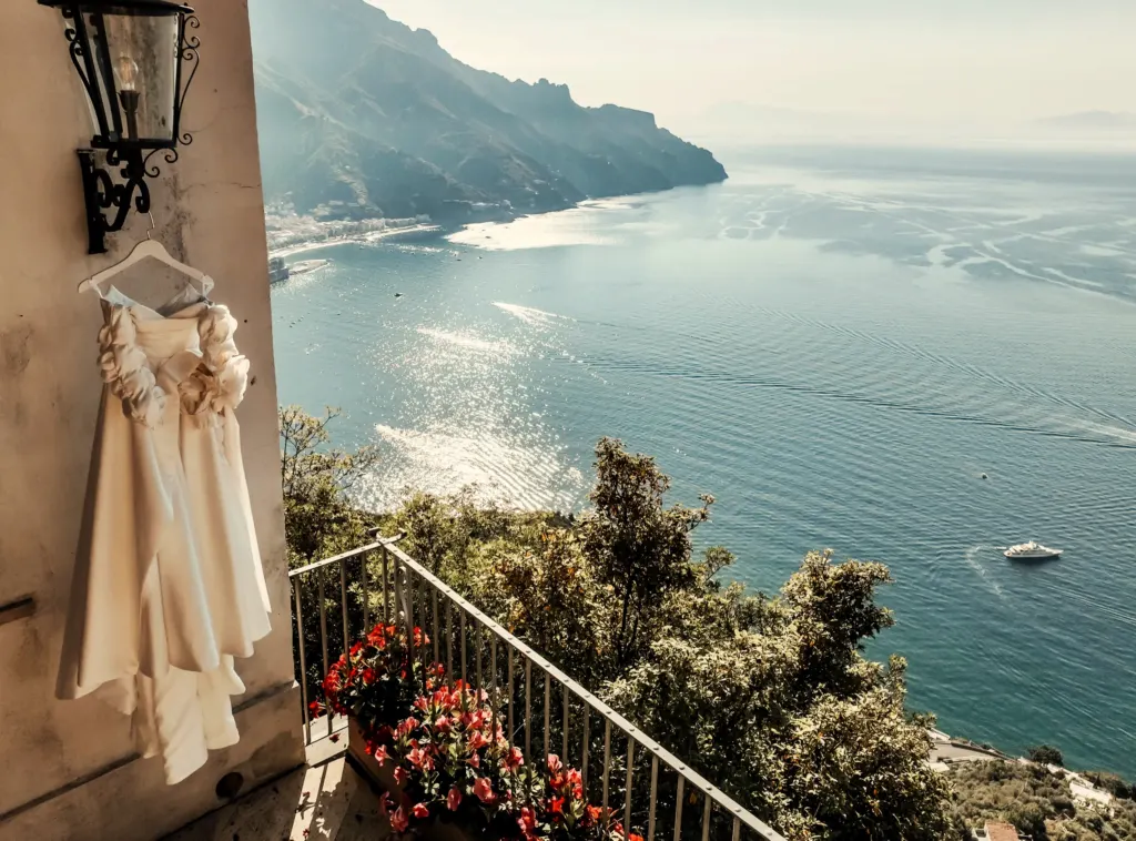 Brautkleid auf dem Balkon über der Amalfiküste, Hochzeit in Ravello, Italien