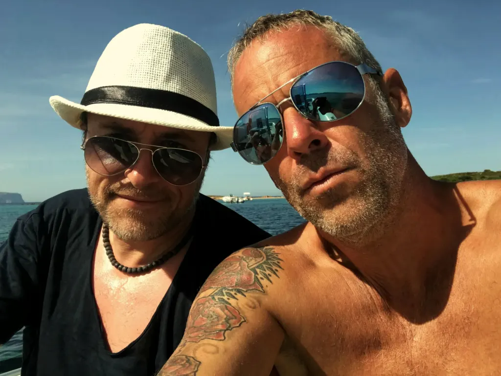 Zwei Musiker von MAXiN auf dem Boot vor Sardinien, Italien