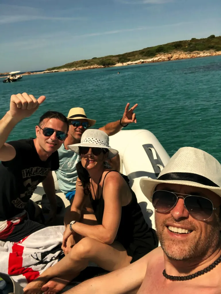 MAXiN Band auf einem Bootsausflug vor der Küste Sardiniens, Italien