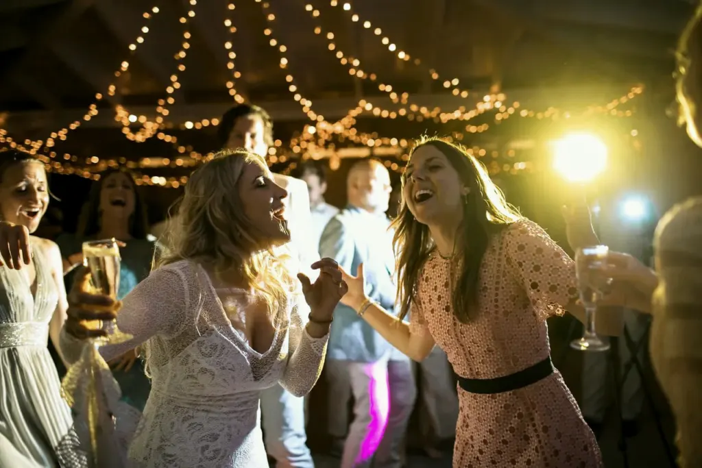 Braut und Gast singen auf der Tanzfläche, Hochzeit im Hotel Ollastu, Sardinien, Italien