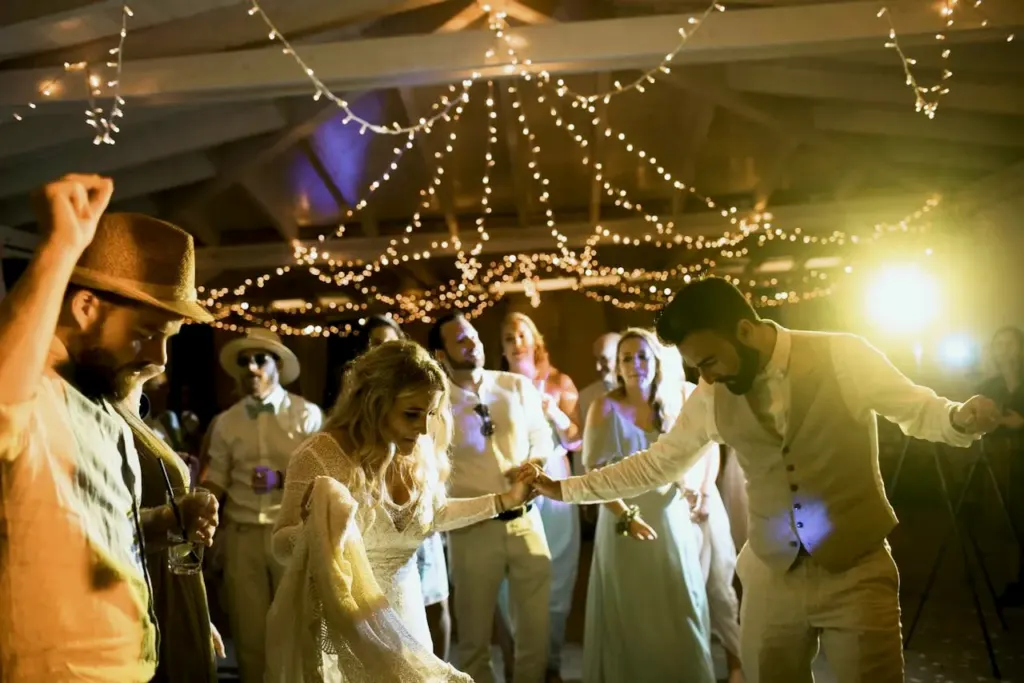 Brautpaar tanzt unter Lichterketten, Hochzeit im Hotel Ollastu, Sardinien, Italien