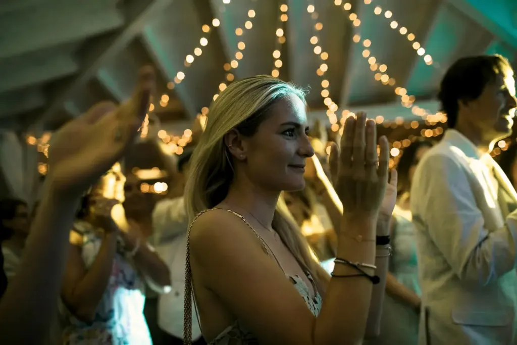 Gäste klatschen zur Livemusik von MAXiN, Hochzeit im Hotel Ollastu, Sardinien, Italien
