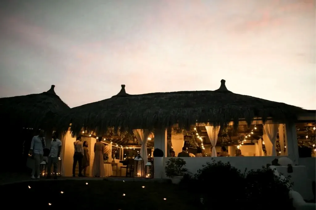 Hochzeitslocation in Sardinien, Italien, bei Sonnenuntergang