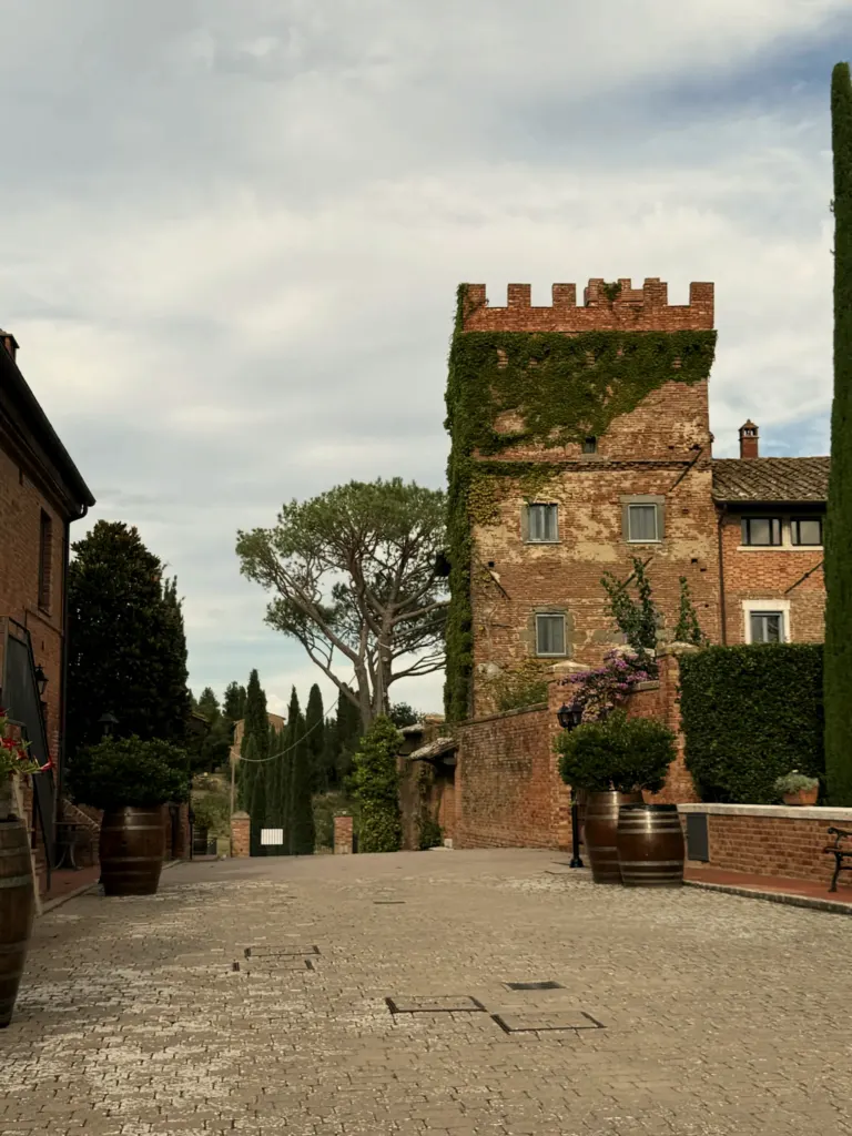 Borgo Tre Rose vicino a Montepulciano, Toscana, Italia: la torre e l’ingresso