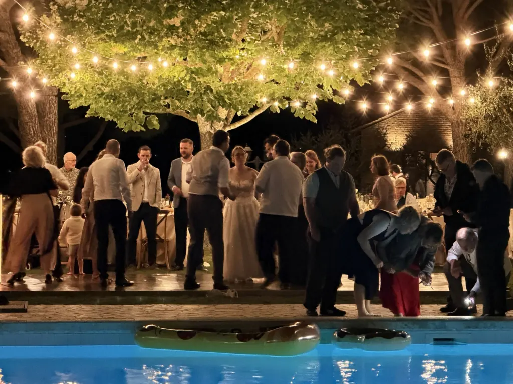 Festa di nozze a bordo piscina al Borgo Tre Rose vicino a Montepulciano, Toscana, Italia