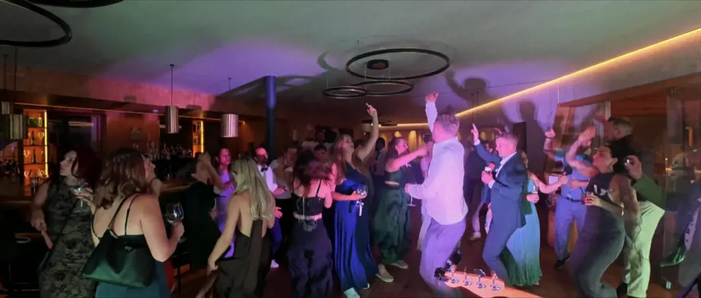Volle Tanzfläche an der Hochzeit im Alpenresort Walsertal, Vorarlberg, Österreich