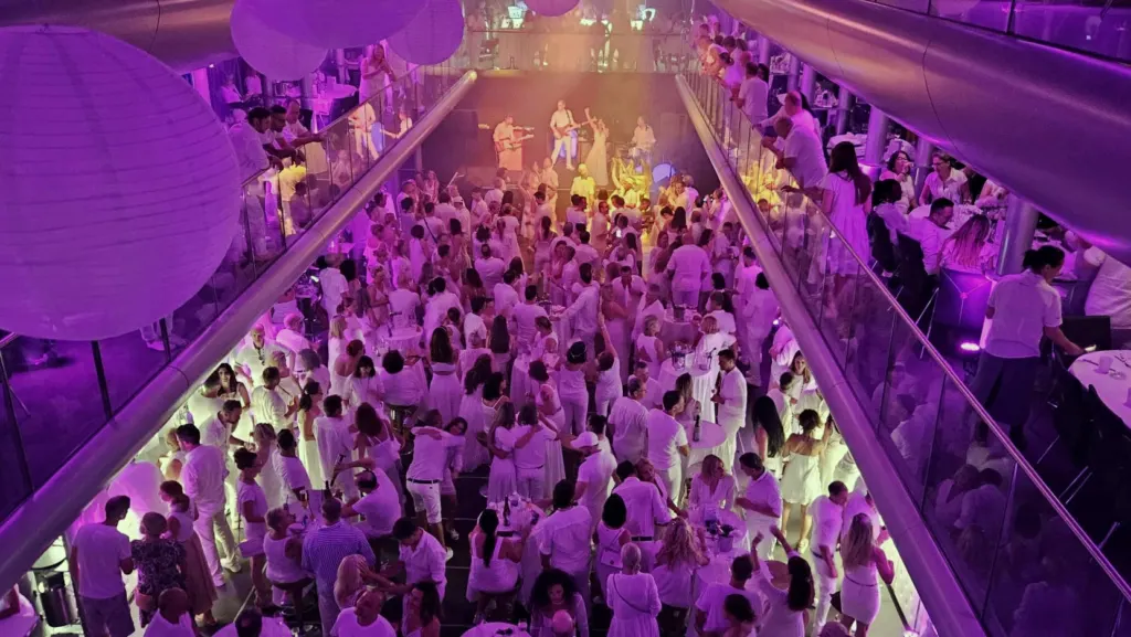 White Night auf der MS Sonnenkönigin: volle Tanzfläche in Weiss, hinten MAXiN auf der Bühne